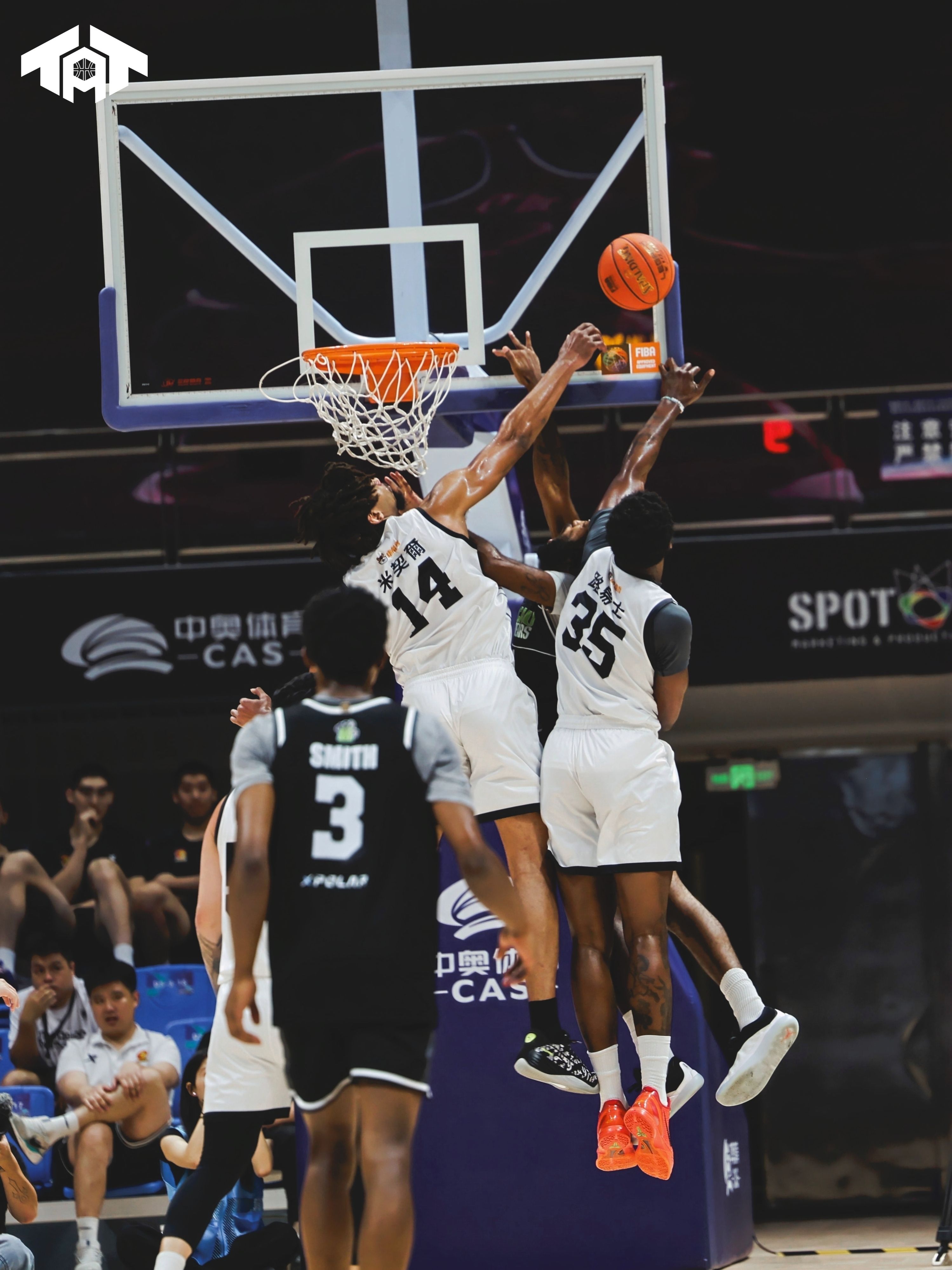 成都蓉城发布备战花絮；今晨完成体检；NBA常规赛任务艰巨；团队化学反应显著 