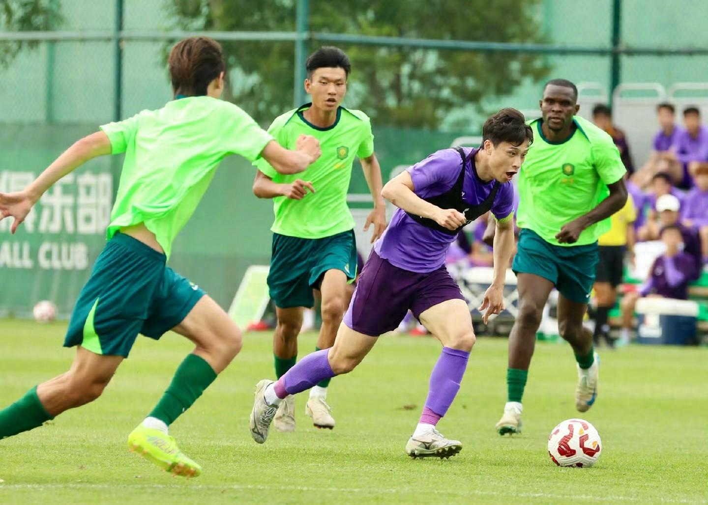 武汉三镇训练开放日,今晚战术微调引欢呼,中超在即,年轻球员得到机会 武汉三镇训练开放日,今晚战术微调引欢呼,中超在即,年轻球员得到机会