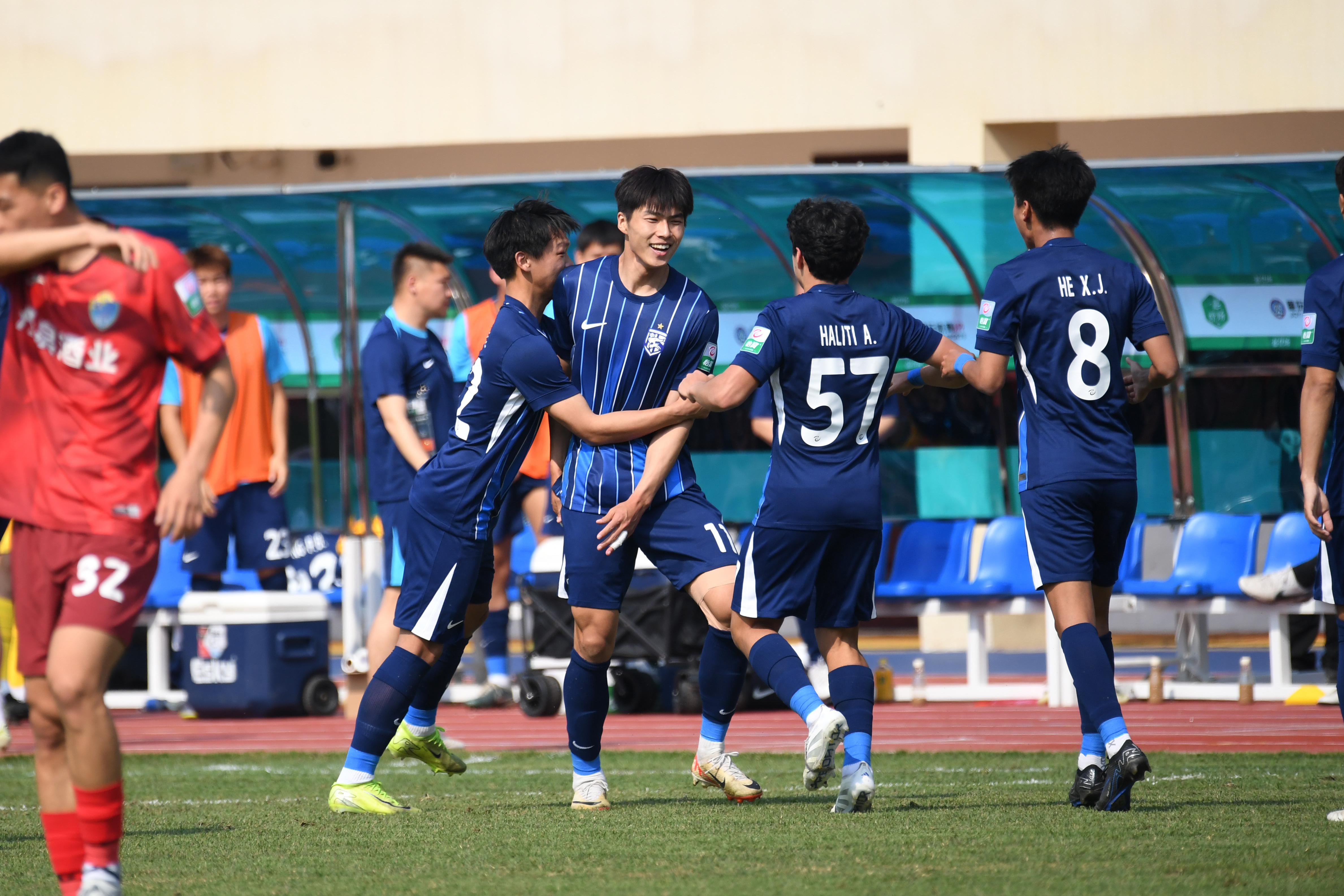 武汉三镇训练开放日,今晚战术微调引欢呼,中超在即,年轻球员得到机会 武汉三镇训练开放日,今晚战术微调引欢呼,中超在即,年轻球员得到机会