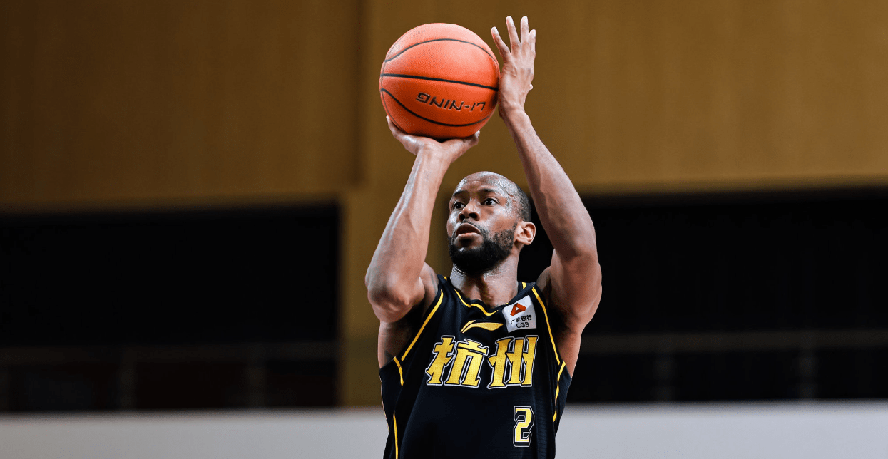 米兰娱乐网站 -门兴格拉德巴赫训练开放日，集结日更衣室发声引欢呼，CBA季后赛在即，赛程密集仍需轮换的简单介绍