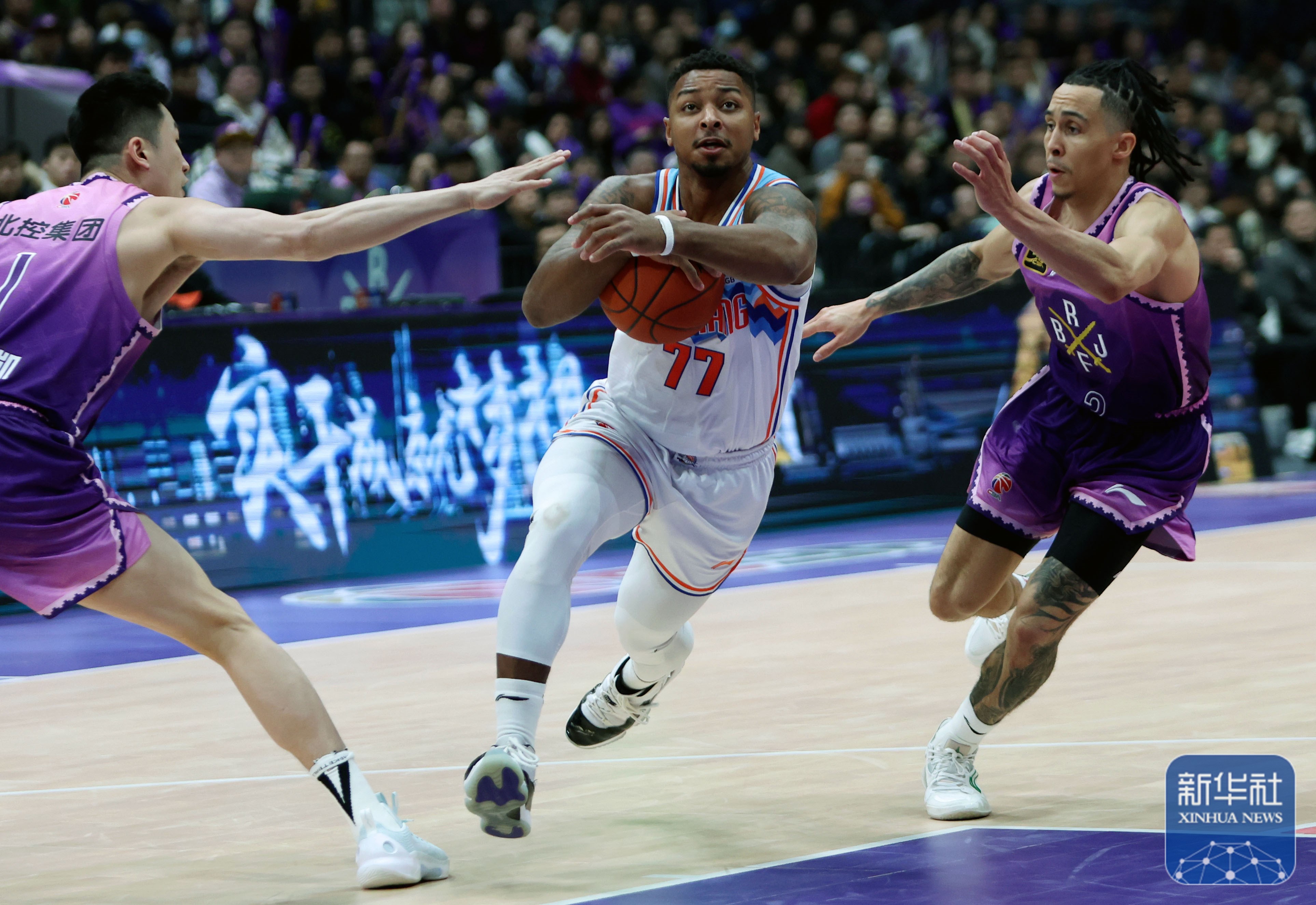 包含阿贾克斯围绕CBA常规赛内部沟通詹姆斯与90激战勇士分钟，网友：哈登在独行侠比赛中问鼎冠军的词条